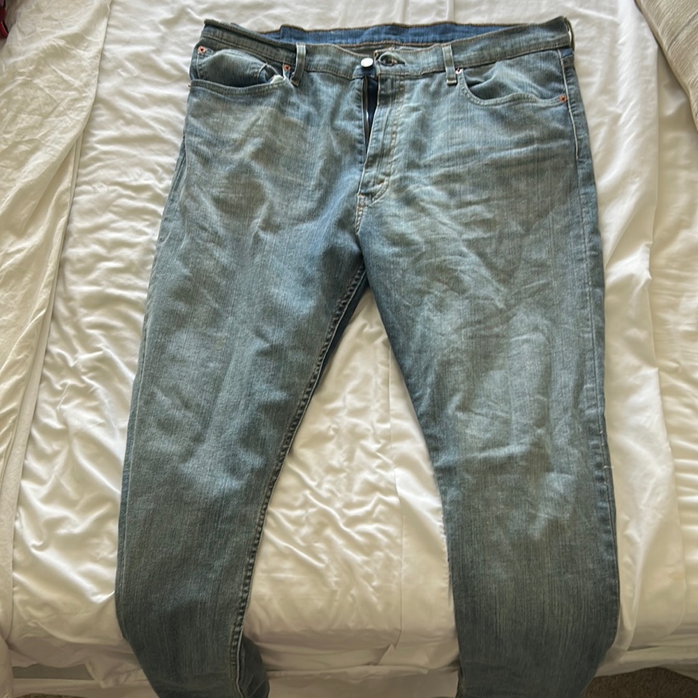 Levy light, slim taper jeans (512). 38W 32L